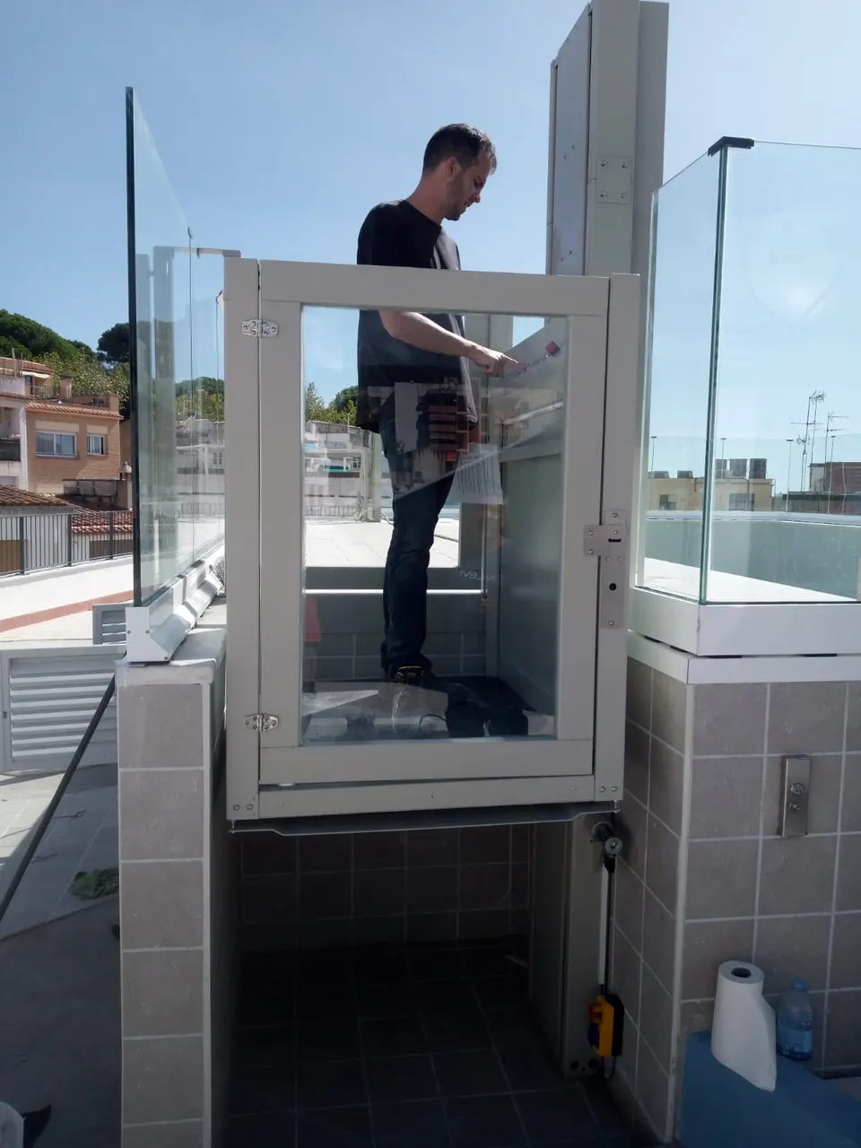 OnLevel engineer testing a PV30 platform lift mid-travel during commissioning
