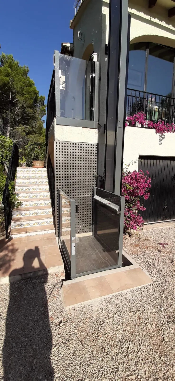 OnLevel PV30 platform lift installed beside tiled garden steps at a villa